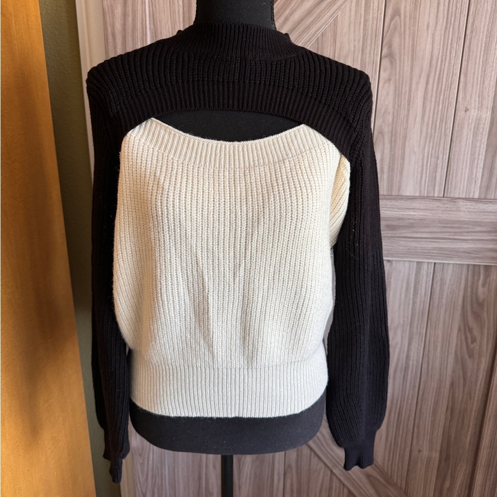 Dee Elly Black and Cream colored long sleeve sweater